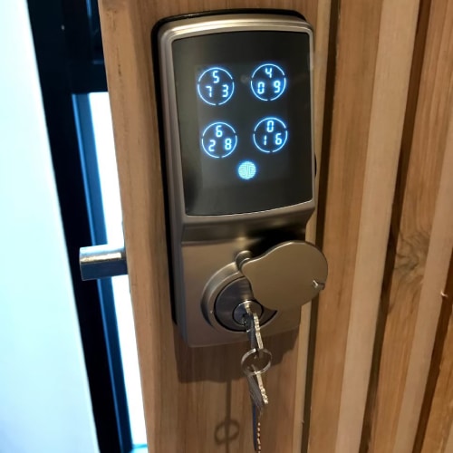 ลูกค้าติดตั้ง Digital door lock Lockly รุ่น Deadbolt
